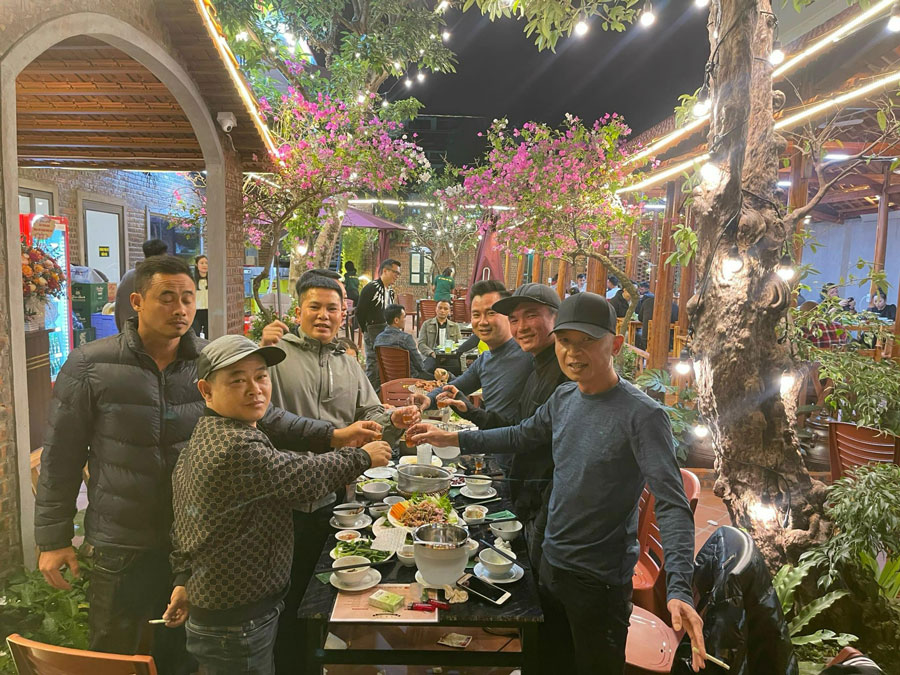 Tiệc liên hoan họp lớp